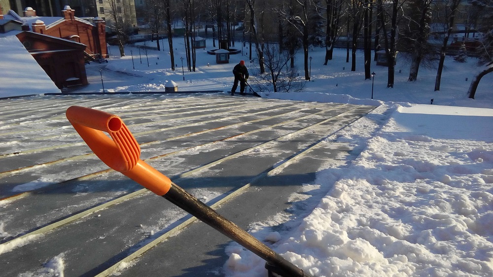 Чистка и уборка крыш домов от снега, сосулек и наледи